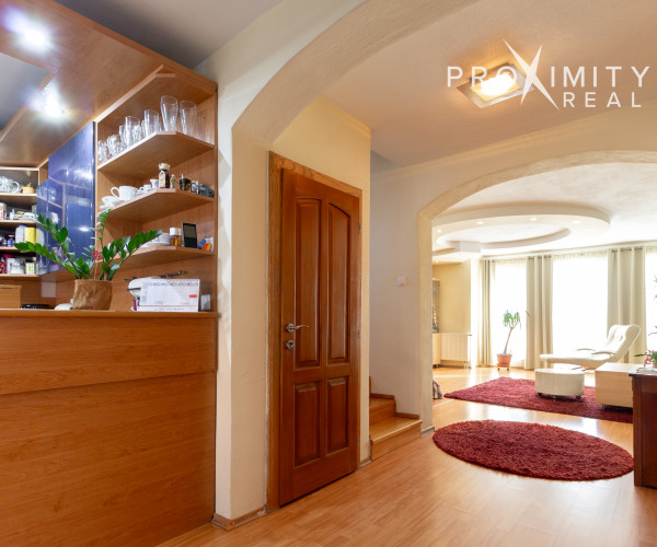 Priestranný rodinný dom s balkónmi a garážou v Barci