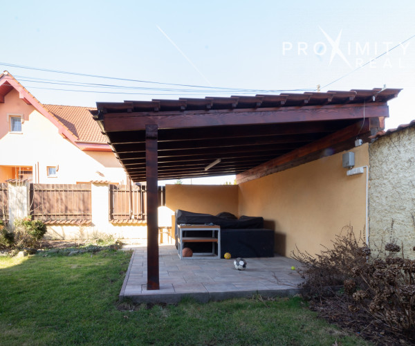 Priestranný rodinný dom s balkónmi a garážou v Barci