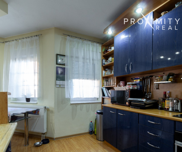 Priestranný rodinný dom s balkónmi a garážou v Barci