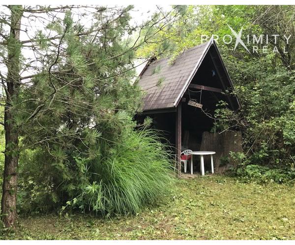 NA PREDAJ: Rozľahlá záhrada s drevenou chatou v nádhernom prostredí Lodiny, neďaleko Ružína