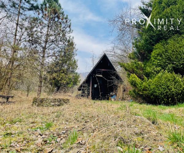 NA PREDAJ: Rozľahlá záhrada s drevenou chatou v nádhernom prostredí Lodiny, neďaleko Ružína