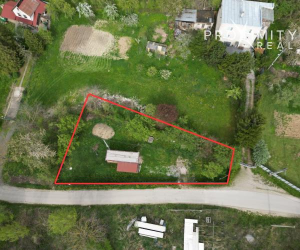 Záhrada s drevodomčekom v Nižnej Hutke