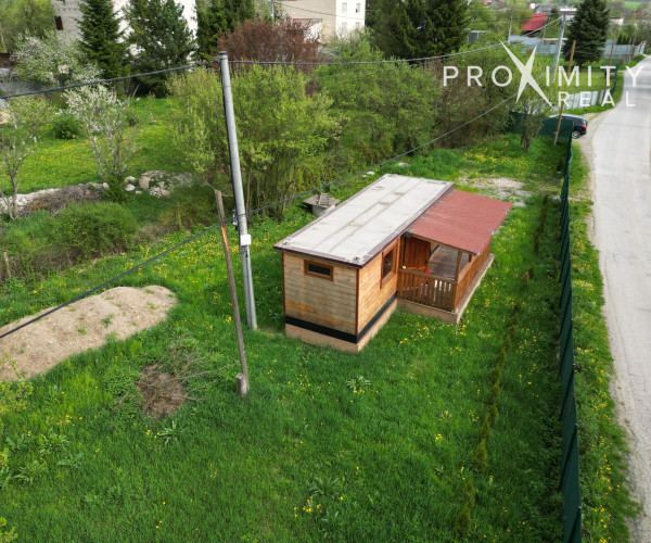 Záhrada s drevodomčekom v Nižnej Hutke