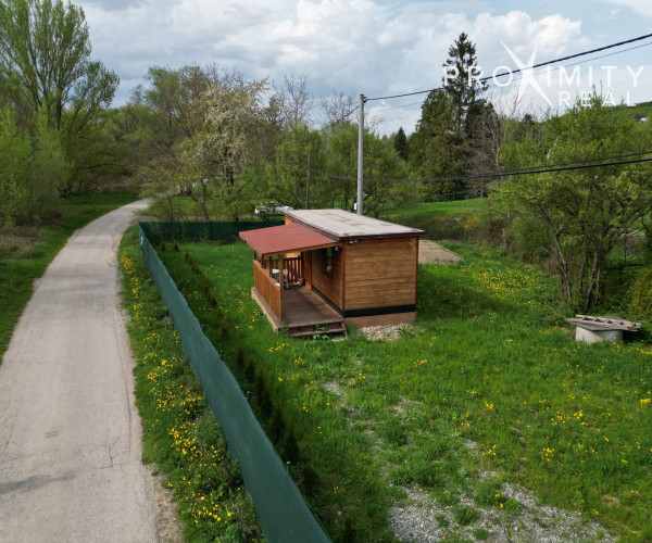 Záhrada s drevodomčekom v Nižnej Hutke
