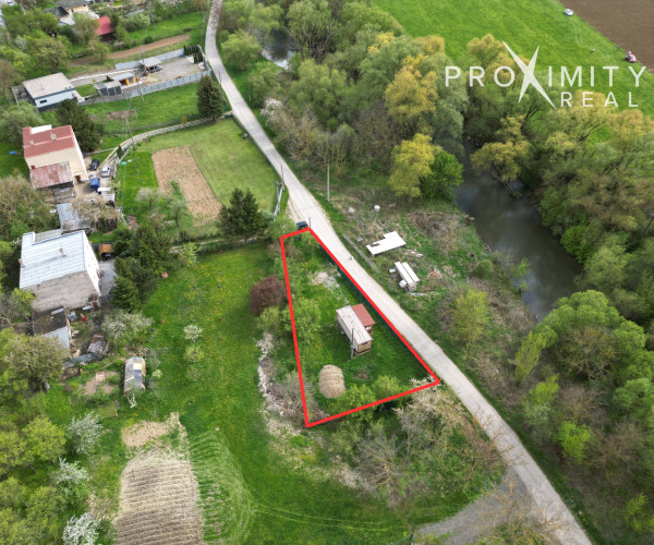 Záhrada s drevodomčekom v Nižnej Hutke