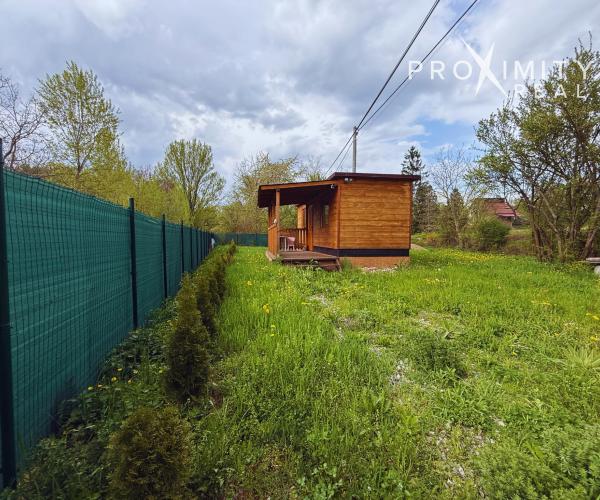 Záhrada s drevodomčekom v Nižnej Hutke