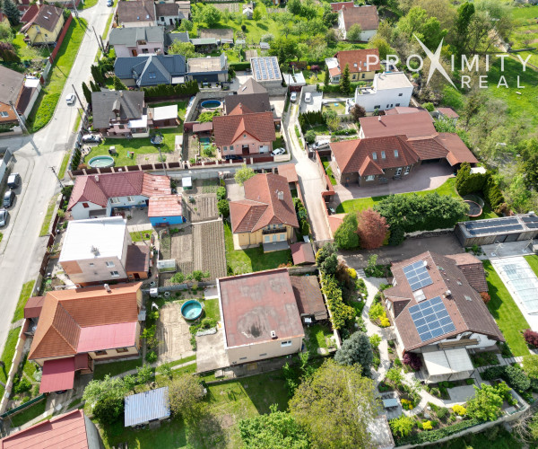 Priestranný rodinný dom s balkónmi a garážou v Barci