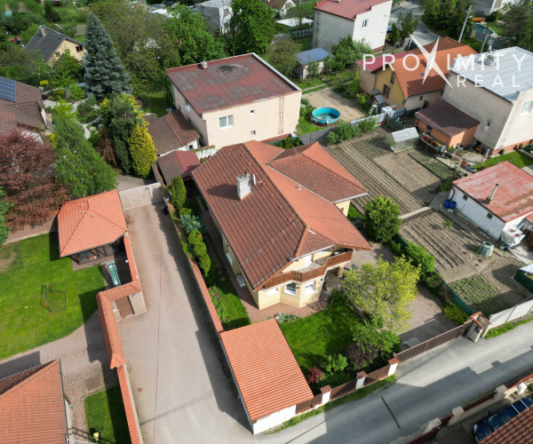 Priestranný rodinný dom s balkónmi a garážou v Barci