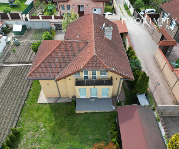 Priestranný rodinný dom s balkónmi a garážou v Barci
