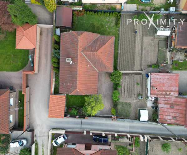 Priestranný rodinný dom s balkónmi a garážou v Barci