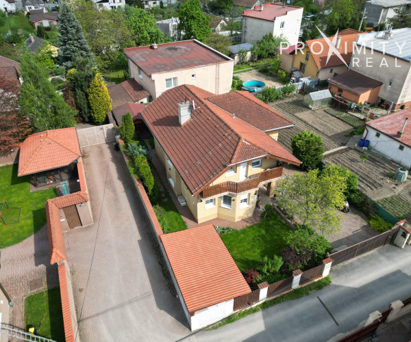 Priestranný rodinný dom s balkónmi a garážou v Barci