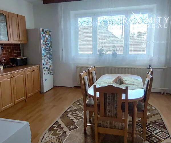 Priestranný dvojpodlažný rodinný dom s pozemkom 893 m² v Turni nad Bodvou