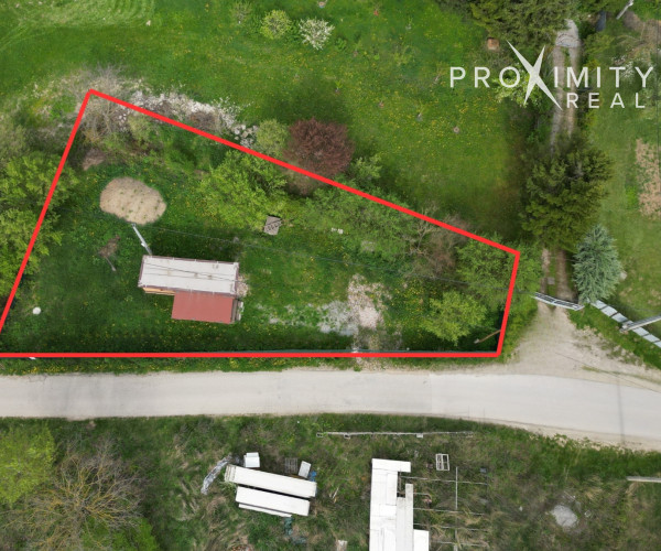 Záhrada s drevodomčekom v Nižnej Hutke