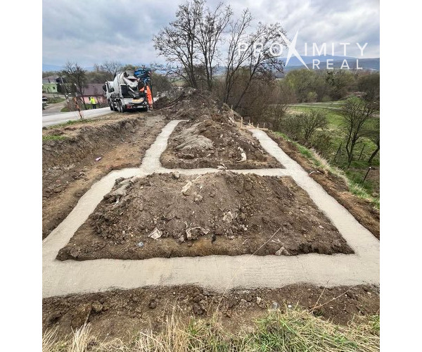 Stavebný pozemok s hotovými základmi a projektom v Olšovanoch