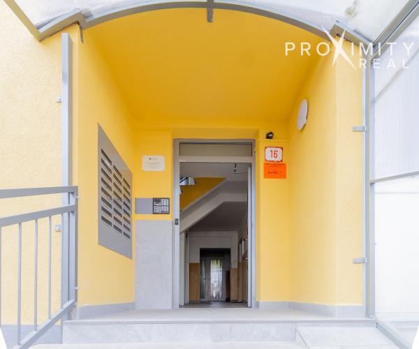 MODERNÉ BÝVANIE NA TERASE: Čerstvá rekonštrukcia 1,5 izb. bytu v srdci Košíc