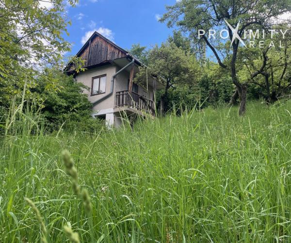 Na predaj zachovalá murovaná chatka s krásnou záhradou (641m²)