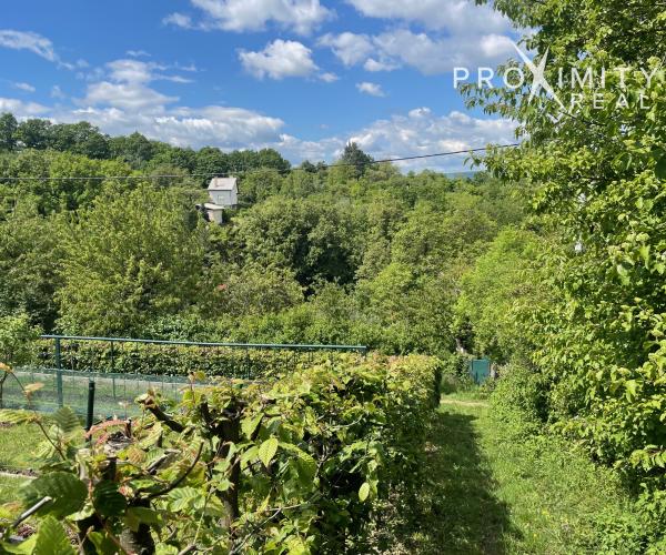 Na predaj zachovalá murovaná chatka s krásnou záhradou (641m²)