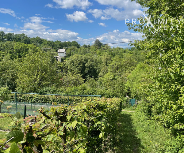 Na predaj  murovaná chatka s priestrannou záhradou (1251 m²)