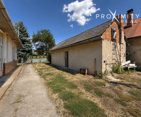 Veľký pozemok 3 338 m² s domom v obci Perín-Chym