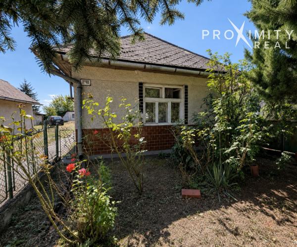 Veľký pozemok 3 338 m² s domom v obci Perín-Chym