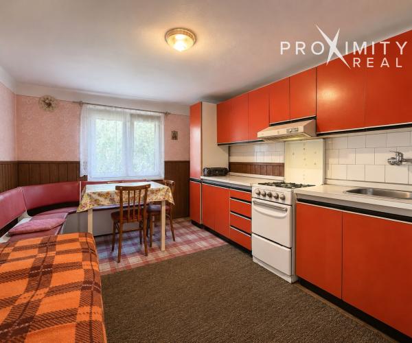 Veľký pozemok 3 338 m² s domom v obci Perín-Chym