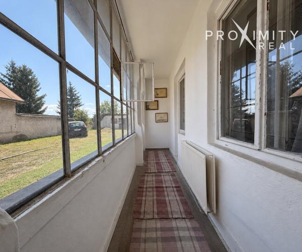 Veľký pozemok 3 338 m² s domom v obci Perín-Chym
