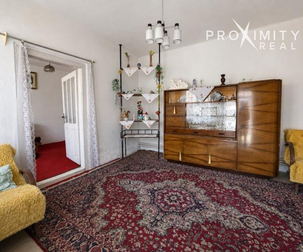 Veľký pozemok 3 338 m² s domom v obci Perín-Chym
