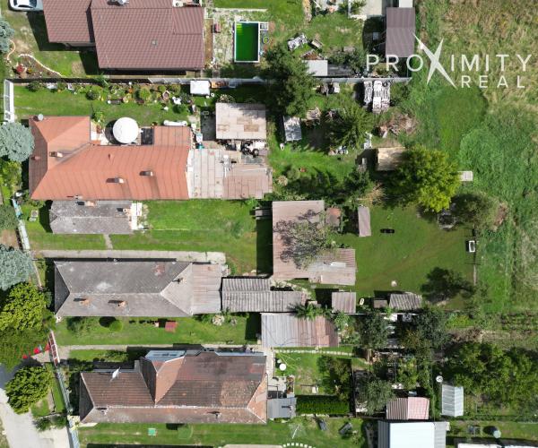 Veľký pozemok 3 338 m² s domom v obci Perín-Chym