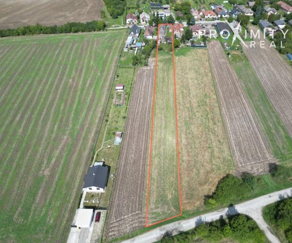 Veľký pozemok 3 338 m² s domom v obci Perín-Chym
